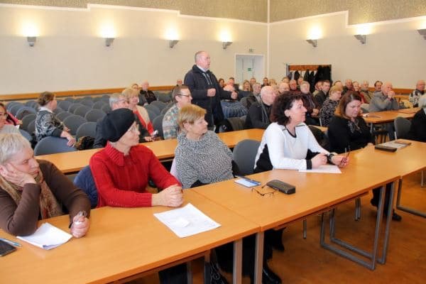 Sodų bendrijų gyventojai domėjosi, kada bus pradėtos spręsti jų problemos (Artūro STAPONKAUS nuotr.)